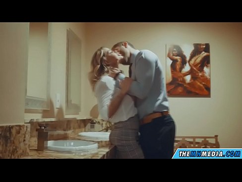 ❤️ وقتی یک بلوند بی تنه شما را در یک دستشویی عمومی اغوا می کند ❤️ فوق پورن در ما ❌️❤